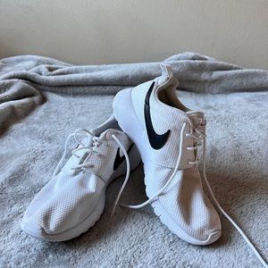 Nike white roches. worn a handful of times. good condition. size 6
